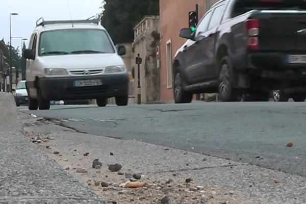 La chaussée défoncée de la nationale 113 à Lunel-Viel dans l'Hérault exaspère les riverains.
