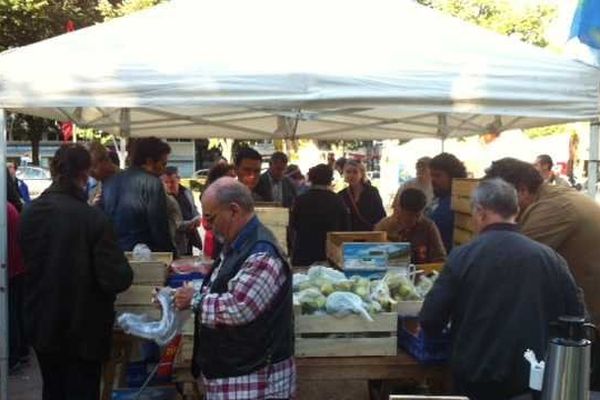 Opération fruits à prix coûtant à Ivry dans le Val de Marne