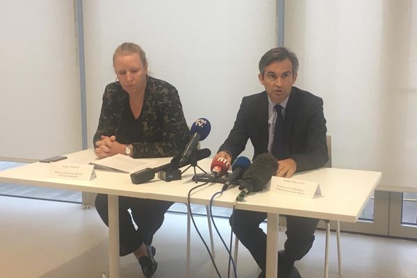 Sophie Thomas, directrice territoriale adjointe de la police judiciaire de Montpellier et Raphaël Balland, procureur de la République de Béziers, en conférence de presse le samedi 16 octobre 2021.