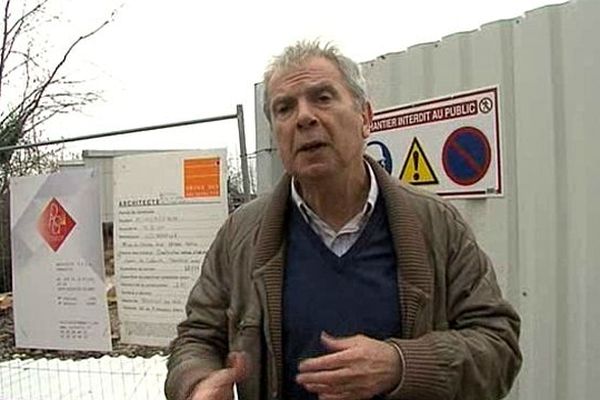 Henri Luquet, président des "Amis de Trouville-sur-mer", devant le chantier de la villa Depardieu, le 31 janvier 2013