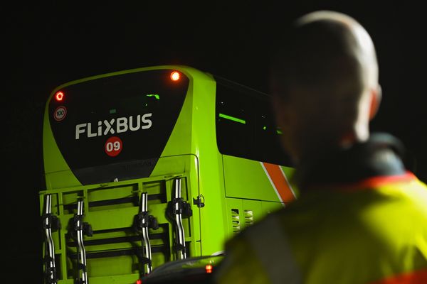 Dans la nuit du 26 au 27 octobre, le passager d'un Flixbus s'est sévèrement blessé après être successivement tombé en marche d'un Flixbus et entré en collision avec un véhicule (photo d'illustration).