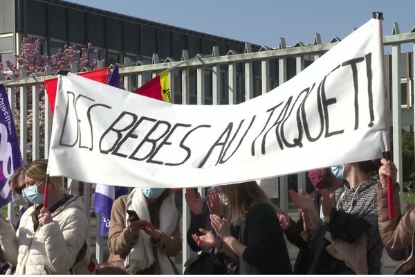 Les professionnels de la petite enfance étaient rassemblés devant la préfecture d'Ille-et-Vilaine ce mardi 30 mars