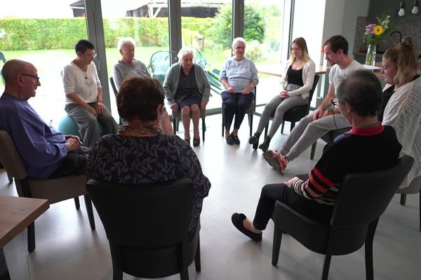 A Bouville, en Eure-et-Loir, la maison partagée "Le bonheur est dans la grange" accueille huit résidents de 69 à 94 ans.