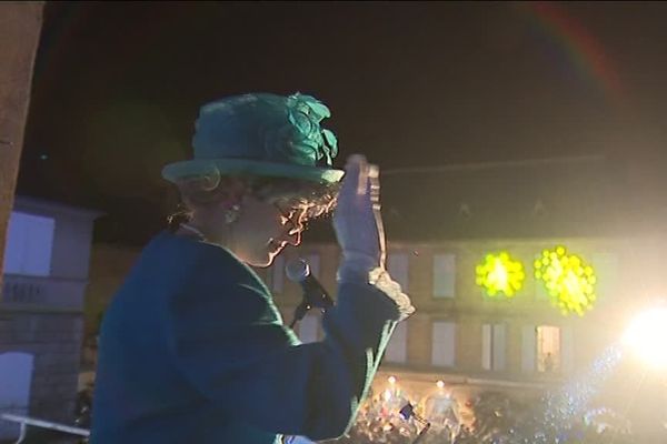 Her majesty the Queen, ou presque, à Sarlat pour l'ouverture du marché de Noël ce week-end...