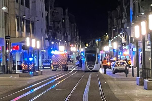 La circulation des tramways dans l'hyper centre de Reims a été stoppée. Le couvre-feu était déjà en vigueur. 