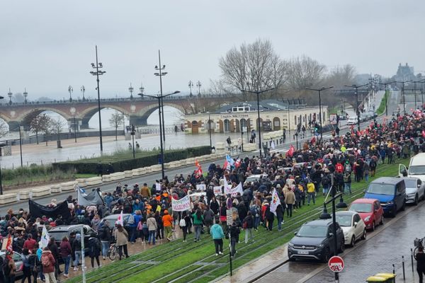 Près de 3 000 personnes étaient réunies cet après-midi à Bordeaux.