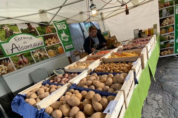 L'étal de la ferme de l'Alsontaine sur un marché des Ardennes.