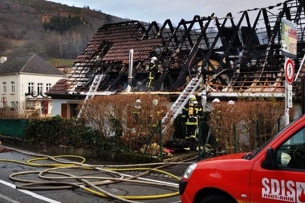 Le toit de l'habitation a été complètement détruit par les flammes.