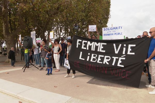 Une soixantaine de personnes étaient dans les rues de Montpellier samedi 8 octobre pour défendre les libertés des droits des femmes en Iran.