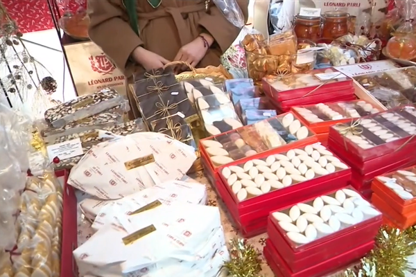 Les calissons d'Aix de la maison Léonard Parli exposés lors du marché des 13 desserts d'Aix-en-Provence