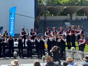 Le Bagad Cap Caval perfome sous le soleil Lorientais au Championnat National des Bagadoù