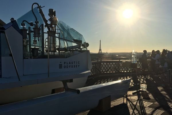 Un catamaran de 6 mètres du projet Plastic Odyssey était exposé sur le toit des Galeries Lafayette à Paris.