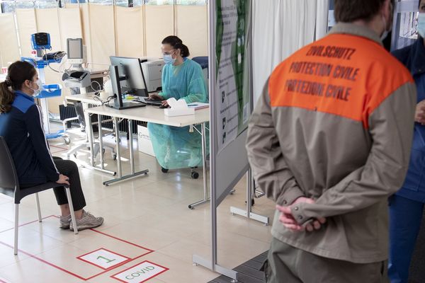 Consultation de patient (cas potentiel de coronavirus) à l'hôpital de La Chaux-de-Fonds en Suisse. 