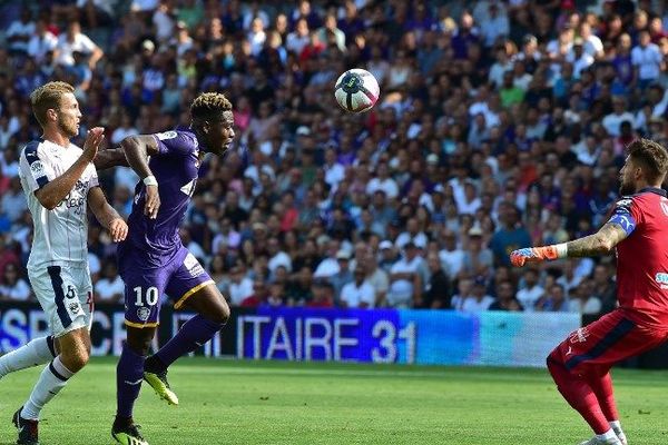 Juste avant la pause, le Toulousain Aaron Leya Iseka bat Benoit Costil et ouvre le score face à Bordeaux. 