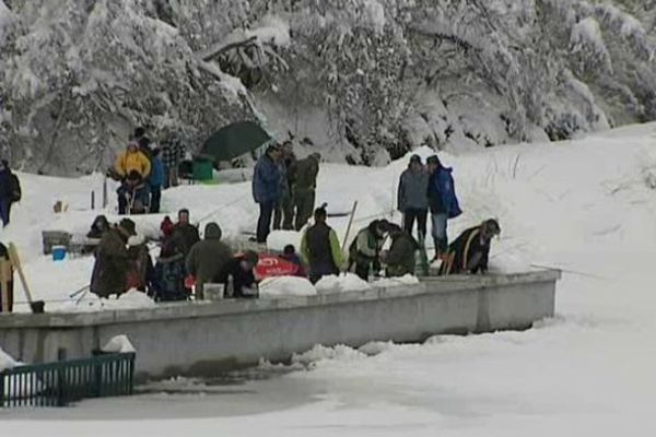 Pour cette édition 2014 de la pêche blanche du Guéry, les participants ont dû se résoudre à pêcher depuis les rives du lac. Sécurité oblige.