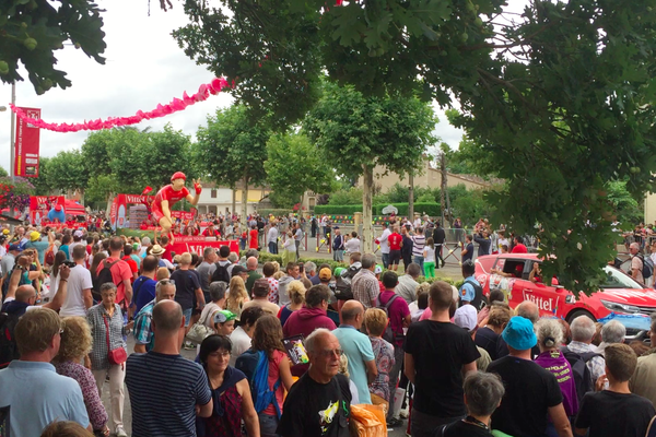 La foule était dense, ce mercredi, pour assister au départ du Tour de France à Eymet en Dordogne.