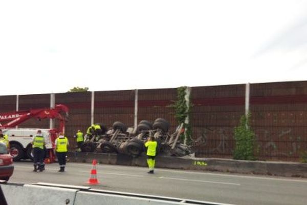 Le camion s'est renversé derrière le parapet qui borde l''autoroute