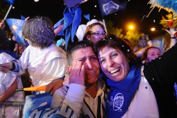 Le rire et les larmes en bleu et blanc