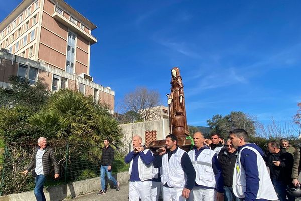 La statue a quitté l'ancien hôpital ce vendredi matin.