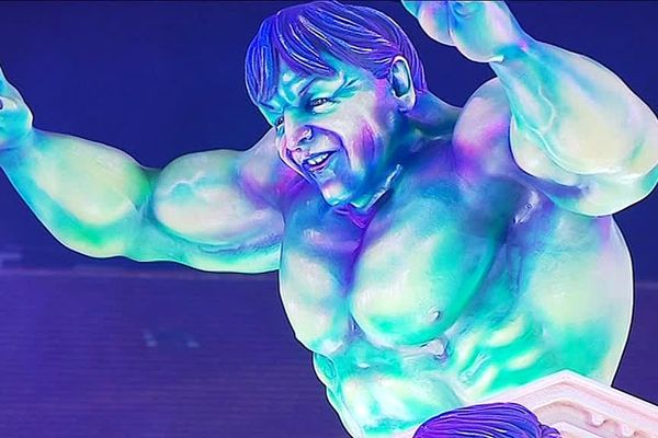 Nicolas Hulot, façon Hulk, défile au premier corso nocture du carnaval de Nice, samedi 16 février. Plusieurs figures politiques sont ainsi caricaturés en personnages du cinéma, car le 7ème art est le thème de l'édition 2019.