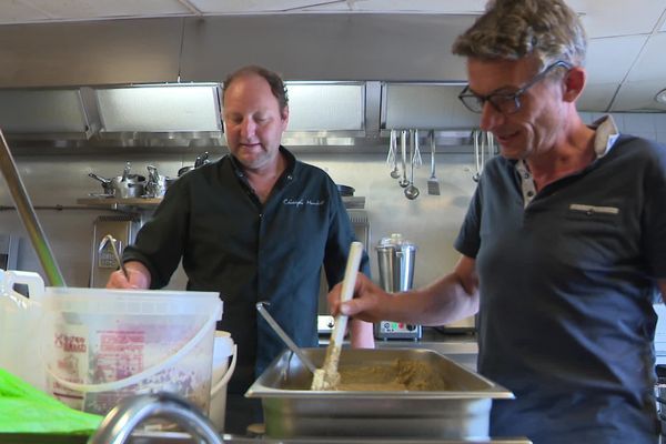 François-Xavier Craquelin, agriculteur à Villequier et le chef-cuisinier de Jumièges Christophe Mauduit élaborent leur moutarde normande