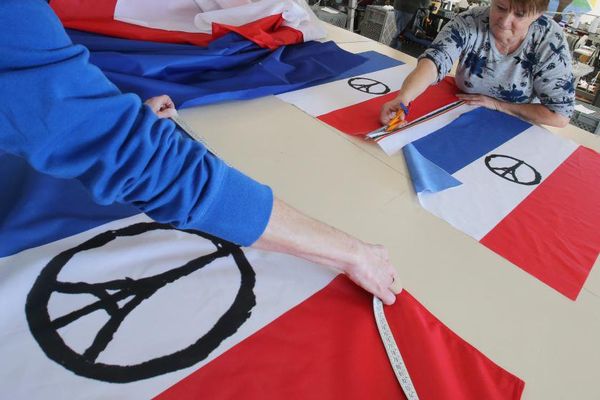 Depuis les attentats de Paris, la demande de drapeaux français est en hausse. Exemple chez Macap près de Toulon.