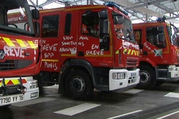 Les pompiers ont tagué leurs véhicules pour alerter le grand public de leur mouvement.