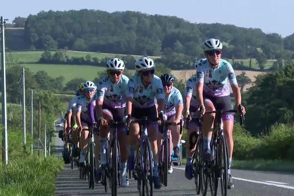 Ce petit groupe féminin est une bonne surprise pour les vacanciers en poste qui attendent le passage de la 11e étape du Tour de France 2024.