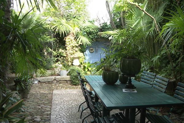 Différents espaces au milieu de la nature composent le jardin secret d'Anthony Bazin, dont un espace familial.