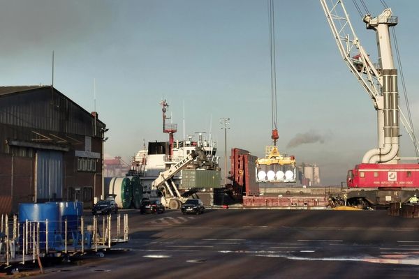 Des fûts d'uranium déchargés sur le port de Dunkerque, le 29 novembre.