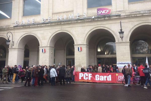 Une centaine de personnes environ se sont rassemblées devant la gare de Nîmes.