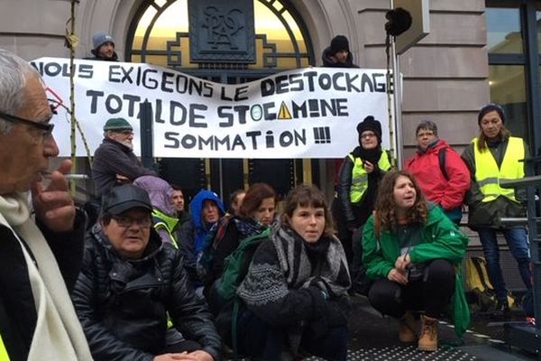 Une quarantaine de militants a bloqué les entrées de la sous-préfecture de Mulhouse ce 30 octobre.