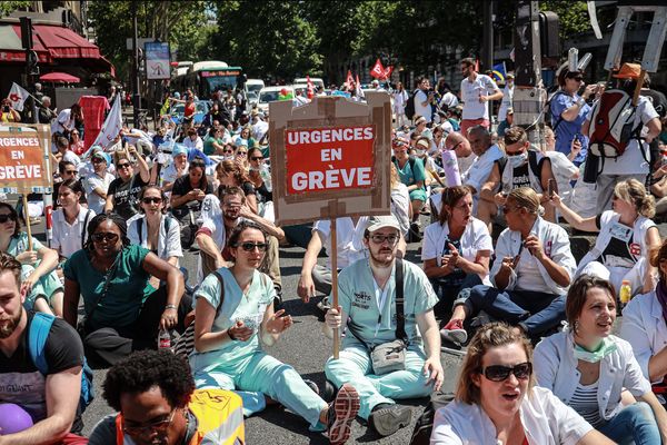 Une manifestation organisée par les syndicats des services d'urgence des hôpitaux publics à Paris le 2 juillet.