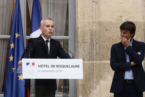 François de Rugy et Nicolas Hulot lors de la passation du portefeuille de ministre de la Transition écologique et solidaire, le 4 septembre 2018 au Paris.  