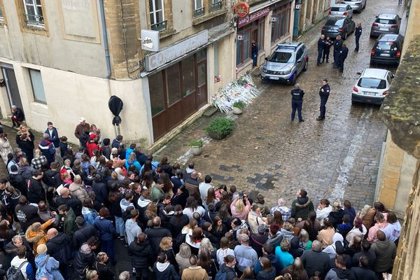 Devant les lieux du drame, où se tient la reconstitution, des habitants ont déjà déposé des bouquets de fleurs pour rendre hommage à Loana