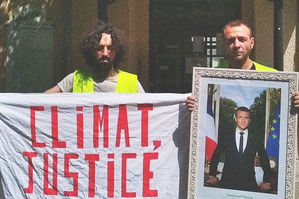 Des militants pour le climat ont décroché trois portraits dans des mairies, près de Grenoble, mercredi 26 juin.