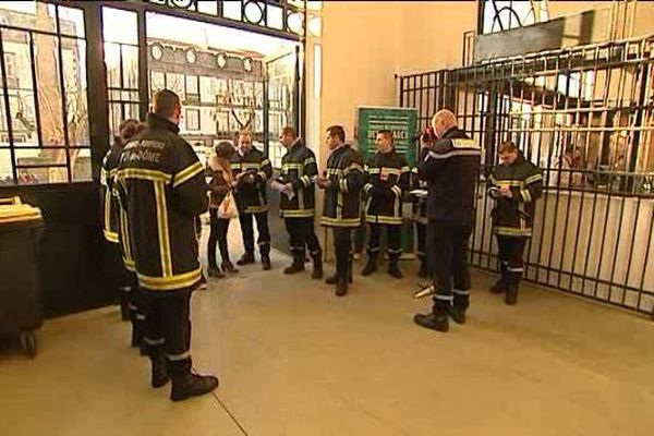 Une trentaine de pompiers étaient présents au marché de Riom ce samedi 26 décembre pour alarmer la population sur leur condition de travail.