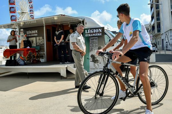 La Légion étrangère tente de recruter sur la plage de Berck-sur-Mer (Pas-de-Calais).