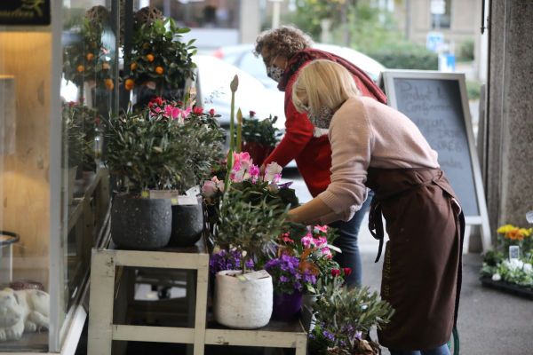 Les fleuristes ont été autorisés à rester ouverts jusqu'au lundi 2 novembre pour laisser passer les fêtes de la Toussaint. Une maigre compensation pour le secteur. En Auvergne, certains fleuristes n'en peuvent plus et demandent de l'aide à l'Etat. 