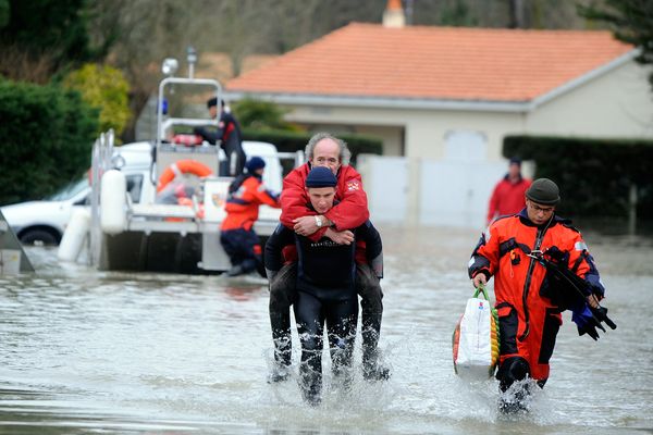 L'intervention des pompiers à l'Aiguillon-sur-Mer en Vendée suite au passage de la tempête Xynthia en février 2010