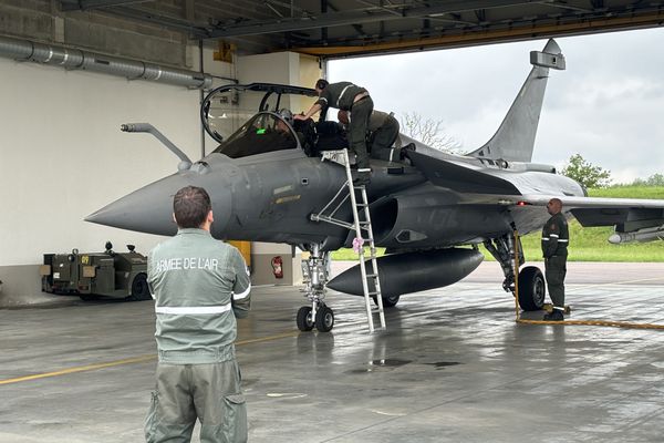 En cas de vol suspect, des avions de chasse peuvent décoller 24/24h.