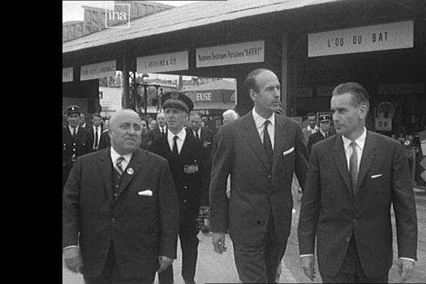 Valéry Giscard d'Estaing, ministre des Finances, inaugure la 43e foire exposition de Bordeaux aux côté de Jacques Chaban-Delmas le 13 juin 1964. 10 ans plus tard les deux hommes seront candidats rivaux aux élections présidentielles