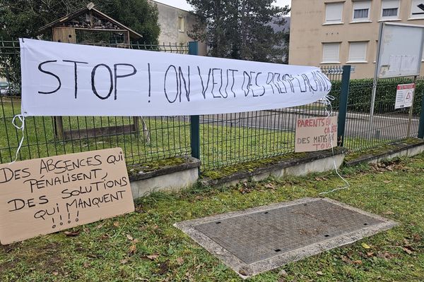 Pénurie de professeurs, des parents mobilisés réclament la continuité de l'enseignement