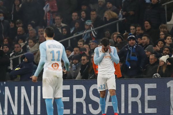 Un pétard lancé des tribunes a éclaté près de Kevin Strootman et Jordan Amavi.