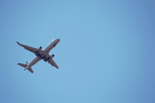 La liaison aérienne entre Orly et Nantes a été interdite mais la ligne entre Paris Charles de Gaulle et Nantes est toujours active.