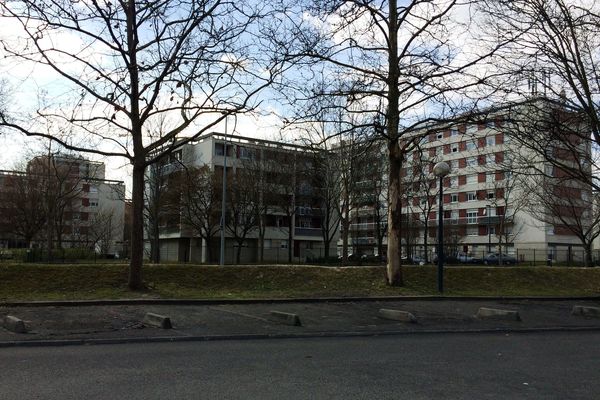 A Sevran en Seine-Saint-Denis, une fusillade a fait un mort et trois blessés graves dans la nuit de samedi à dimanche.