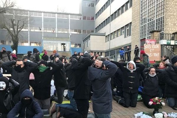 Février 2020 : Élèves et enseignants à genoux devant le lycée Desfontaines de Melle