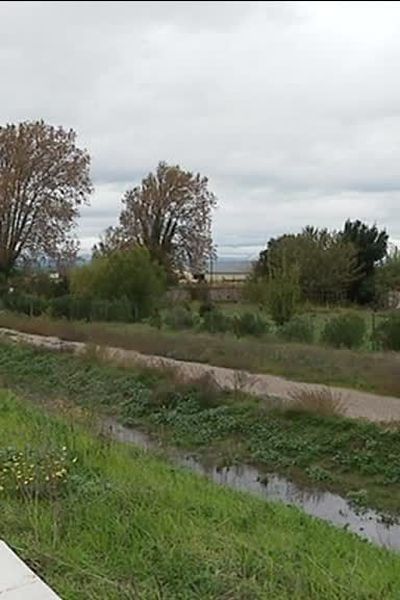 La digue de Sallèles d'Aude, construite il y a 15 ans, expliquée aux enfants et à la population est un rempart contre les crues