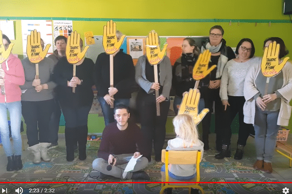 Les parents d'élève de l'école maternelle Les tourterelles protestent contre la fermeture d'une classe pour l'année 2018-2019 et reprennent "Tout va bien" d'Orelsan.