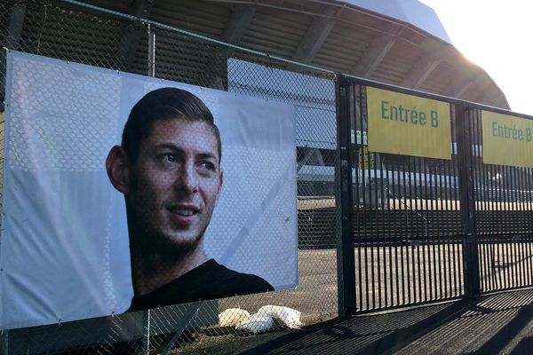 Ce mardi 21 janvier, date anniversaire de la mort d'Emiliano Sala, un portrait du joueur a été installé sur les grilles de la Beaujoire